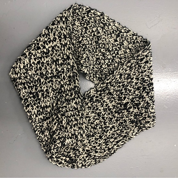 Circle Scarf Old Navy, Super Soft & Warm. Blk/White. - Picture 1 of 4